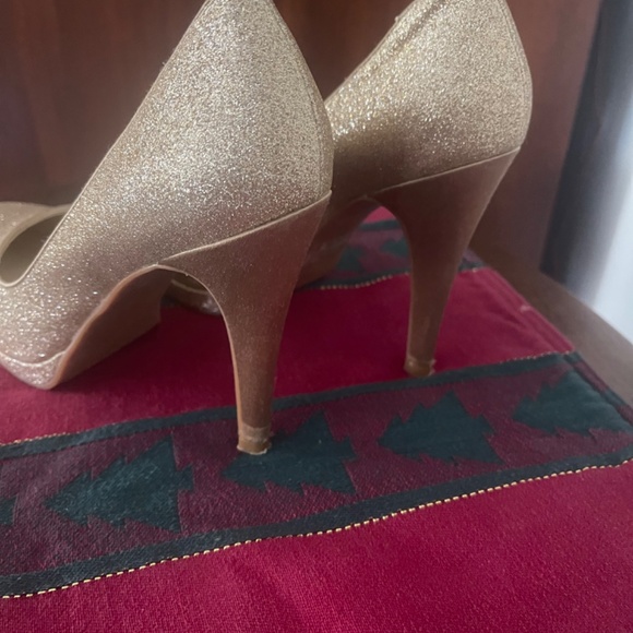 NINE WEST LIGHT GOLD HEELS - Picture 3 of 4